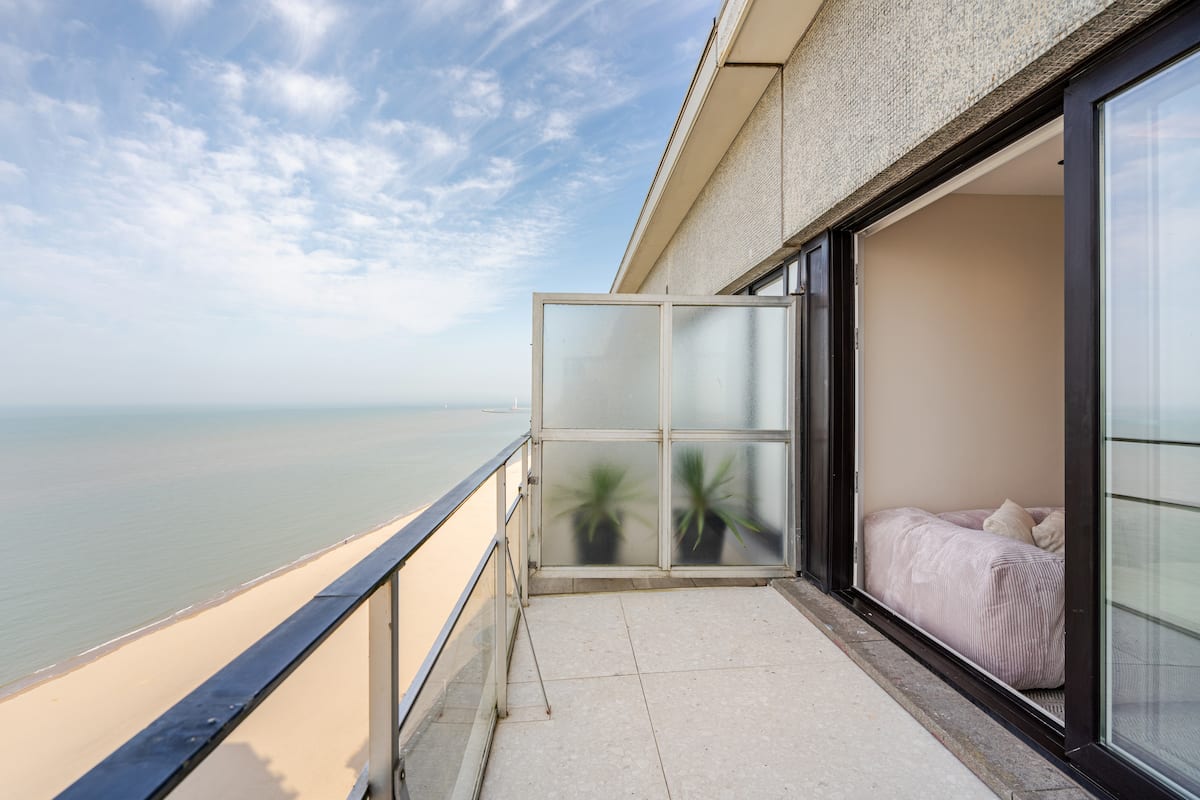 Beachfront Skyline Retreat 2