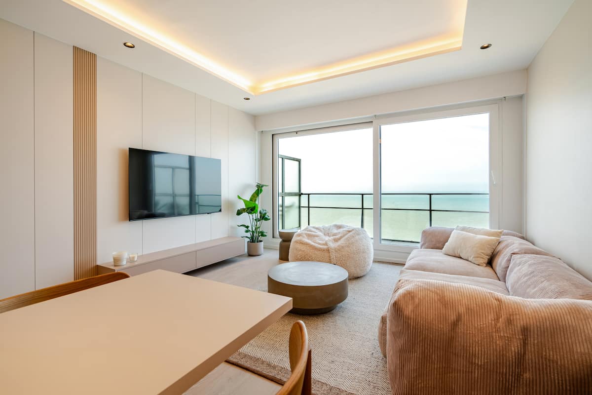 Beachfront Skyline Retreat 4