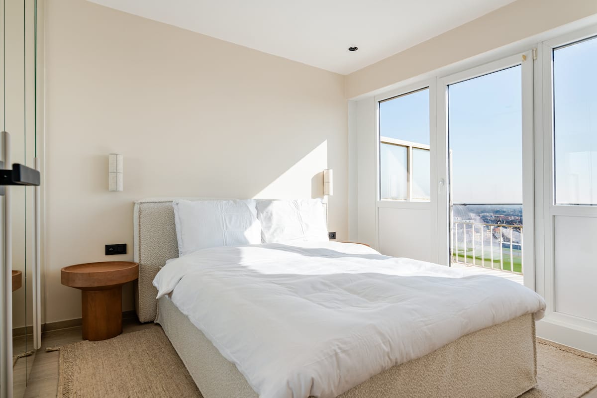 Beachfront Skyline Retreat 5